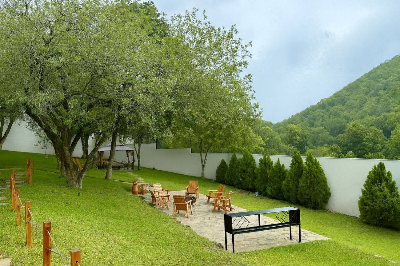 Jardines del centro con la sierra de Santiago al fondo